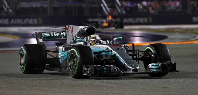 Singapore - La diretta<br />Hamilton domina dopo il crash Ferrari