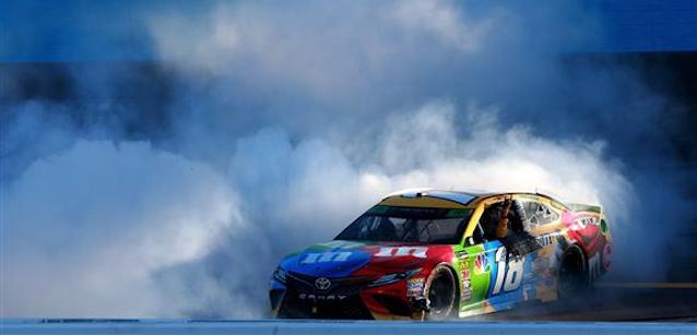 Phoenix, gara: Kyle Busch in finale<br />con Harvick, Truex, Logano<br />