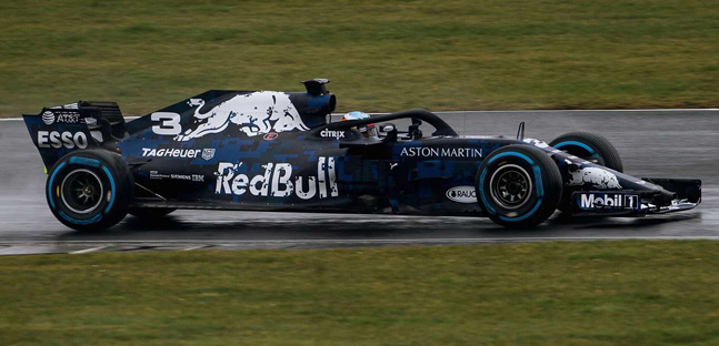 Filming day indigesto a Ricciardo<br />Fuori pista con la nuova RB14