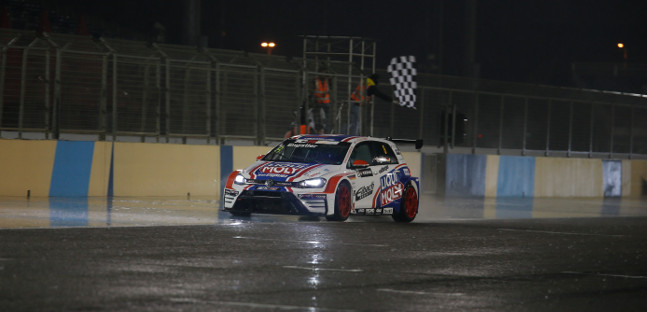 TCR Middle East a Sakhir<br />Pioggia nel deserto, Engstler campione