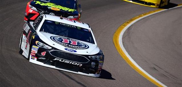 Phoenix, gara: Harvick fa tre su tre