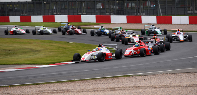 British F4 a Donington<br />Doppio Hoggard, Jewiss accende gara 2