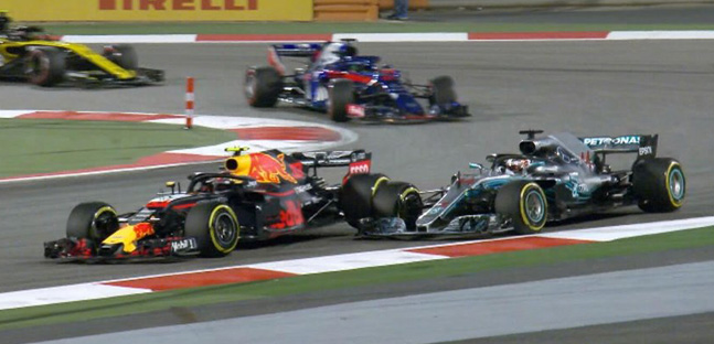 Hamilton e Verstappen<br />gi&agrave; ai ferri corti dopo il contatto<br />
