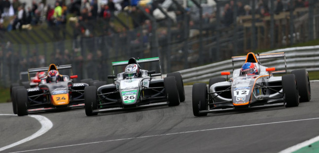 British F4 a Brands Hatch<br />Simmons emerge da leader