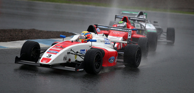 British F4 a Knockhill<br />Hoggard sale a 5 successi