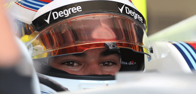 Stroll prepara il sedile della<br />Racing Point Force India VJM11