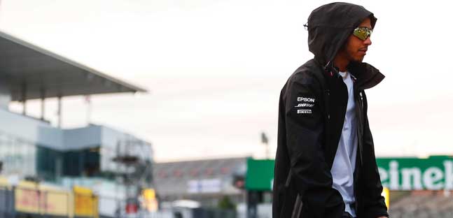 Hamilton sulla Ferrari: "Fanno<br />crescere Leclerc, ma &egrave; una buona idea?"