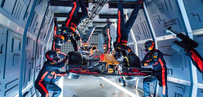 Red Bull supera i limiti della fisica:<br />pit-stop a 33.000 piedi senza gravit&agrave;