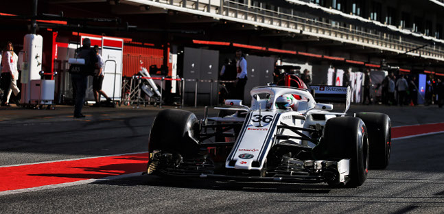 La nuova Sauber il 18 febbraio,<br />nella pit-lane di Barcellona