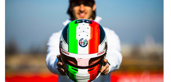 Giovinazzi presenta il nuovo<br />casco dove spicca il tricolore