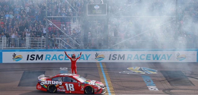 Phoenix, gara: Busch contiene Truex