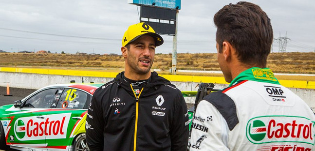 Ricciardo si diverte in pista<br />provando la Nissan della serie Supecars