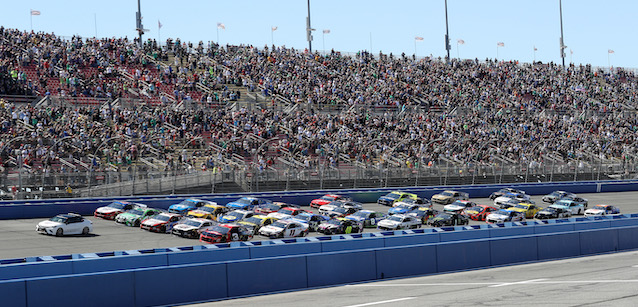 Fontana, gara: Kyle Busch fa 200