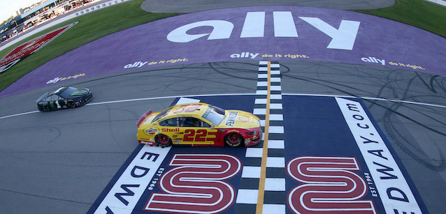 Michigan, gara: Logano di prepotenza