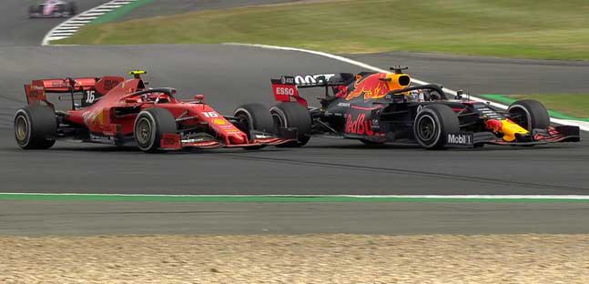 La SC aiuta Hamilton e non Bottas,<br />storico duello tra Leclerc e Verstappen