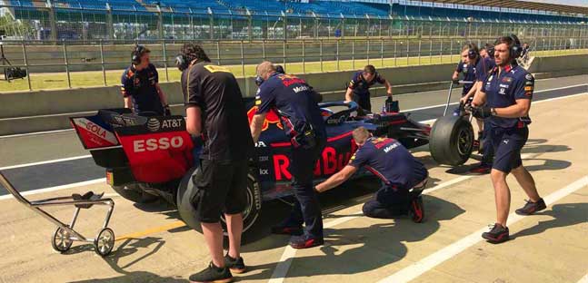 Botto di Buemi con la Red Bull<br />nei test Pirelli di Silverstone