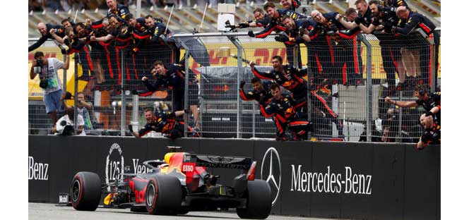 Verstappen speciale, Vettel magico<br />Crollo Mercedes, Kvyat e Stroll da urlo