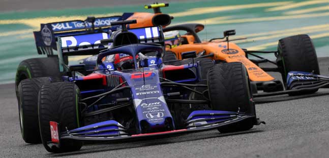 Il capolavoro di Kvyat, ritorno<br />sul podio dopo tre anni di sofferenze