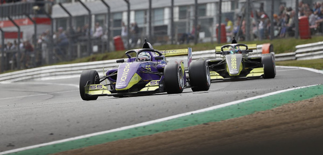 Brands Hatch - Gara<br />Vince la Powell, Chadwick campionessa