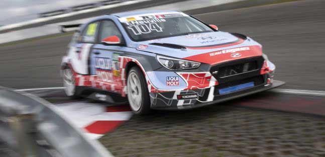 Neuville impressiona al Nurburgring,<br />pole e vittoria al debutto nel TRC tedesco