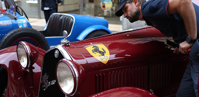 Il mito Ferrari in piazza Duomo<br />Corteo di auto storiche e tanti personaggi