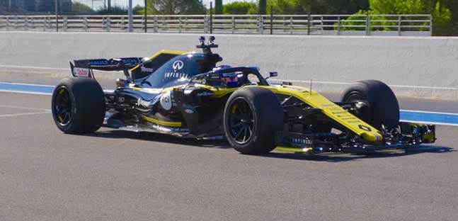 La Renault e Sirotkin in pista<br />con le gomme Pirelli da 18 polici