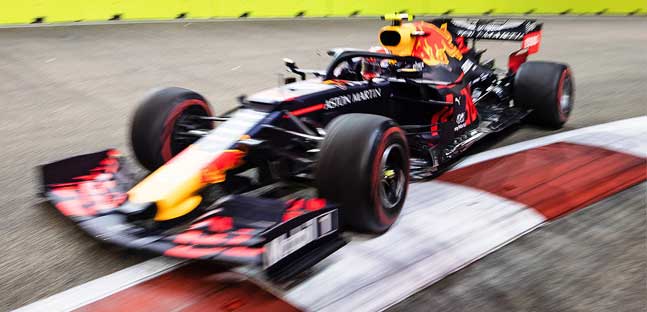 I mal di pancia di Verstappen:<br />la RB15 non cresce, Newey sotto accusa?