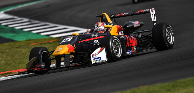 Silverstone, qualifica 1<br />Oyu poleman al debutto