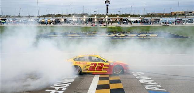 Kansas, gara<br />Logano batte Harvick