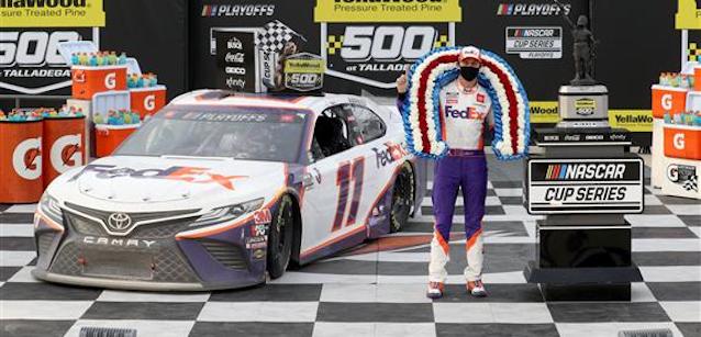 Talladega, gara<br />Hamlin vince un photofinish a tre