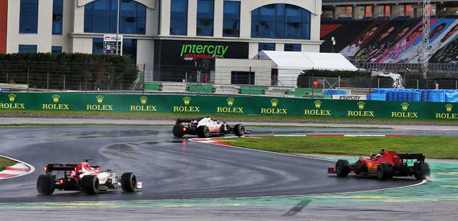 Leclerc e Verstappen leoncini<br />bagnati sul circuito di Istanbul
