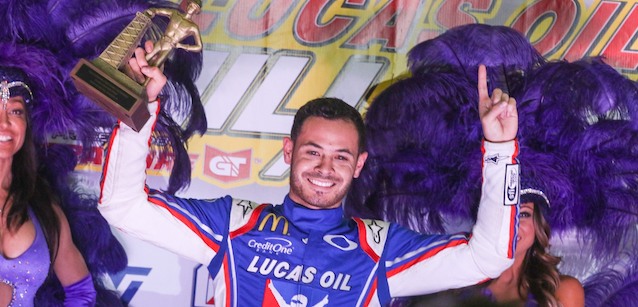 Kyle Larson trionfa al Chili Bowl<br />nella sfida midget Bell &egrave; 2°<br />