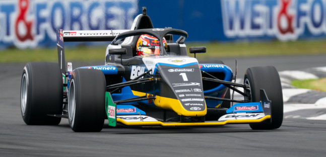 Toyota Racing Series a Pukekohe<br />Lawson di forza, torna subito leader