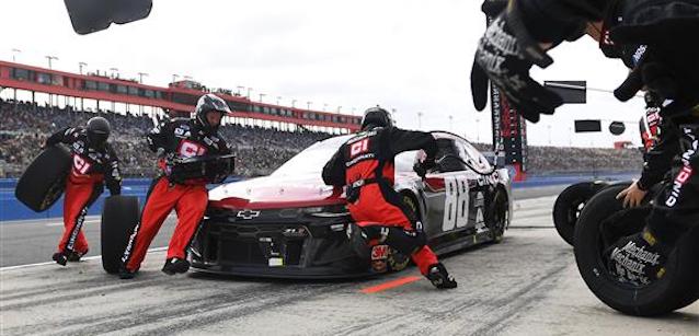 Fontana, gara: Bowman, che domino!