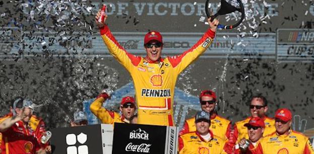 Phoenix, gara: Logano che inizio!