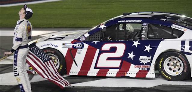 Charlotte, gara<br />Keselowski vince, Johnson squalificato!