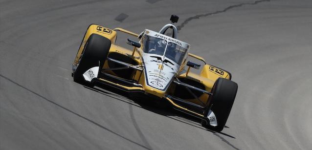 Fort Worth - Qualifica<br />Newgarden in pole, Sato a muro