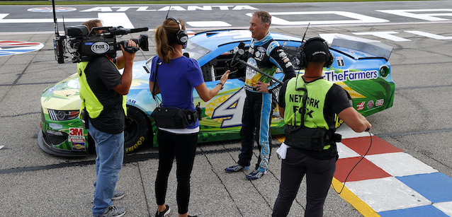 Atlanta, gara: Harvick al top<br />Forte messaggio contro il razzismo