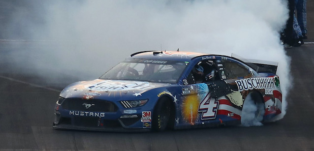 Indy, gara<br />Harvick vince, che paura in pit-lane