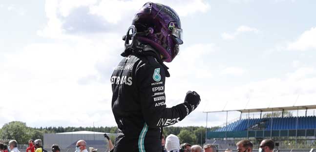 Silverstone - Qualifica<br />Pole di Hamilton, Mercedes travolgente