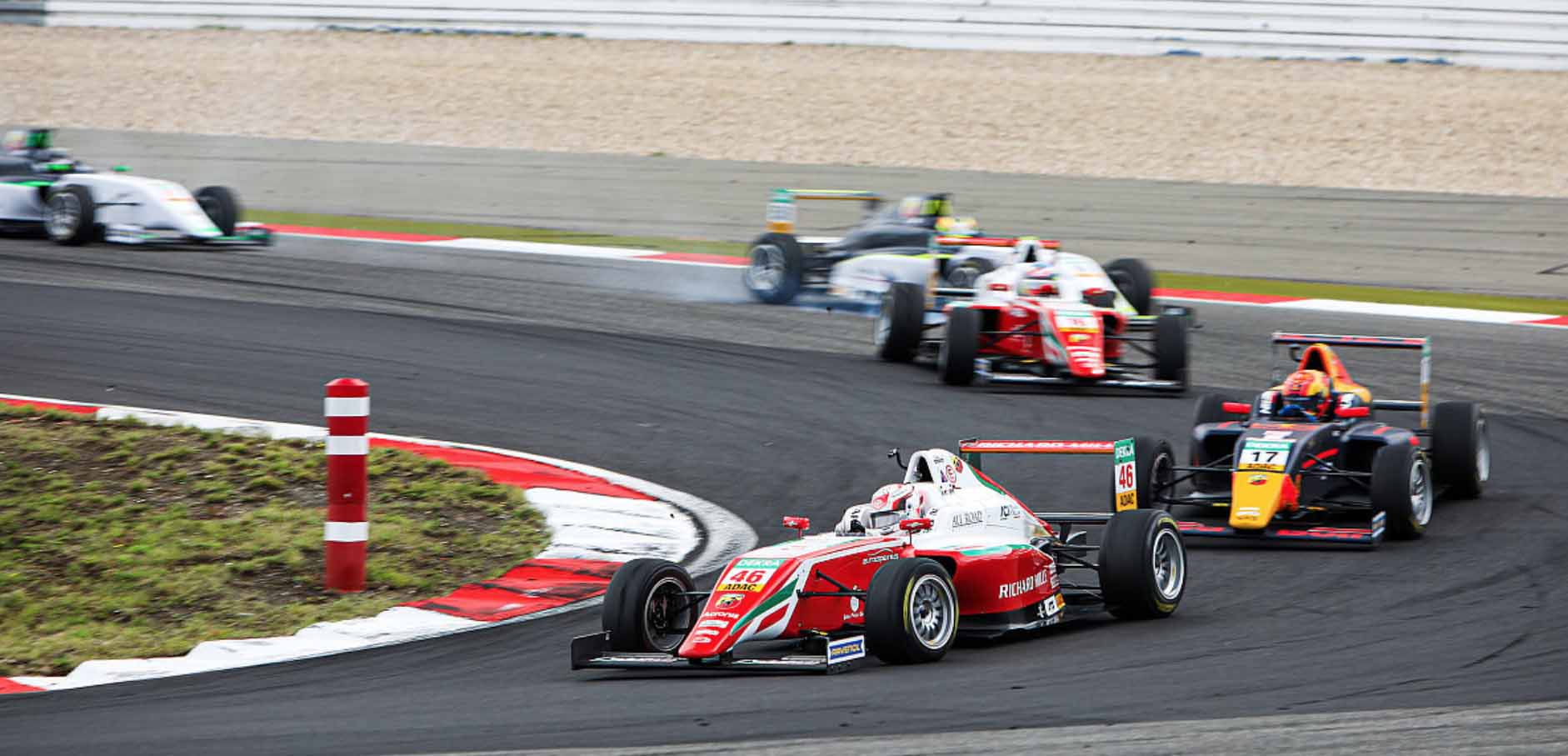 ADAC F4 al Nurburgring <br />Min&igrave; subito al vertice, Edgar allunga