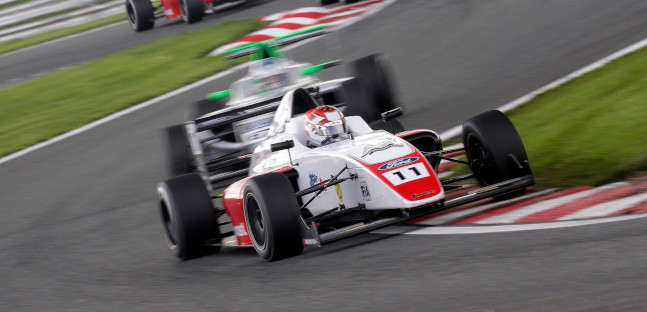 British F4 a Oulton Park<br />Browning da en-plein, ora comanda