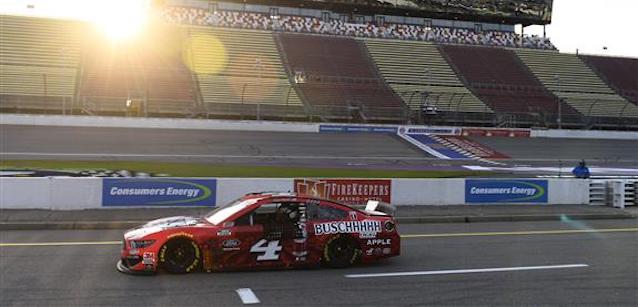 Michigan, gara 1: Harvick senza rivali<br />