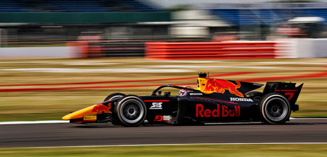 Silverstone - Gara 2<br />Contatto Shwartzman-Schumacher, Tsunoda ringrazia