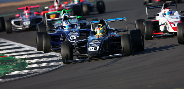 British F4 a Silverstone<br />11 auto, ma lotta in pista