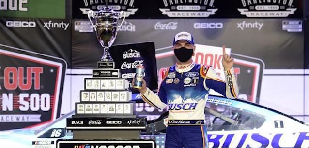 Darlington, gara<br />Harvick subito al vertice<br />