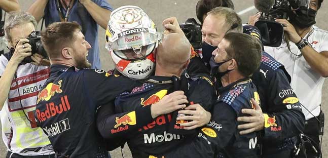 Verstappen campione del mondo<br />all'ultimo giro, finale pazzesco