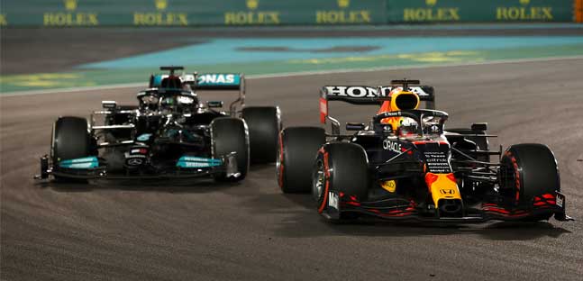 Verstappen, implacabile sorpasso<br />Ma la Mercedes presenta reclamo<br />