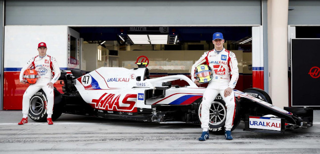 La VF-21 presentata in pit-lane,<br />anche la Haas si mostra ufficialmente