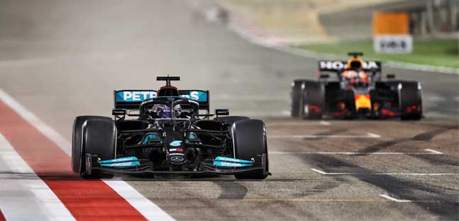 Sakhir - La cronaca<br />Hamilton batte Verstappen, gran finale